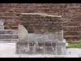 02449 ostia - regio v - insula xi - tempio collegiale (v,xi,1) - altar - 2019.jpg